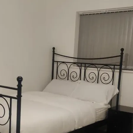 Deluxe 5 Bedroom House In Harrow, Parking, Sleeps 8, 30mins To London Apartment