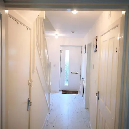 Deluxe 5 Bedroom House In Harrow, Parking, Sleeps 8, 30mins To London