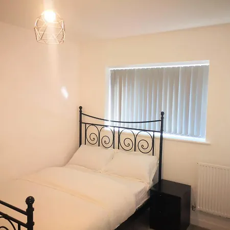 Deluxe 5 Bedroom House In Harrow, Parking, Sleeps 8, 30mins To London *