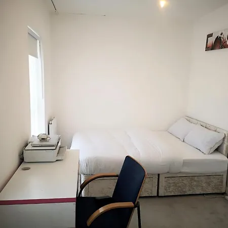 Deluxe 5 Bedroom House In Harrow, Parking, Sleeps 8, 30mins To London Apartment *