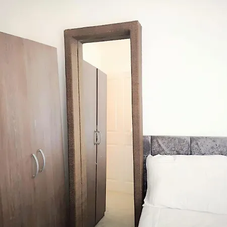 Deluxe 5 Bedroom House In Harrow, Parking, Sleeps 8, 30mins To London *