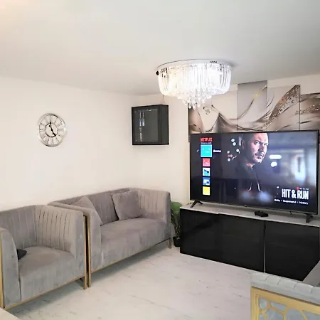 Deluxe 5 Bedroom House In Harrow, Parking, Sleeps 8, 30mins To London * Hatch End