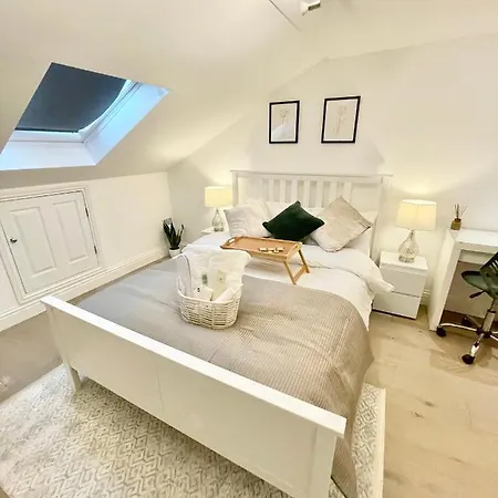 Luxury En-suite Double Bedroom Stratford E15 Guest house London