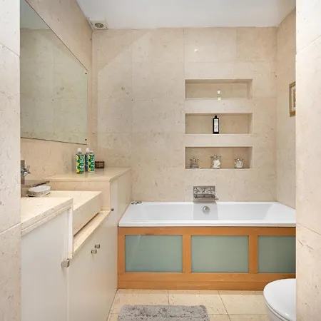Stunning 2br Flat W2 Patio In Kensington Apartment London