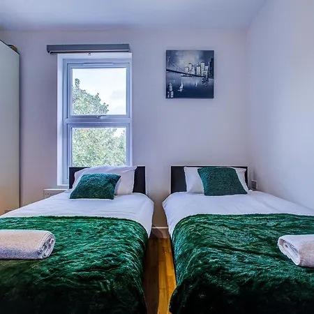Peckham Plaza Apartment *