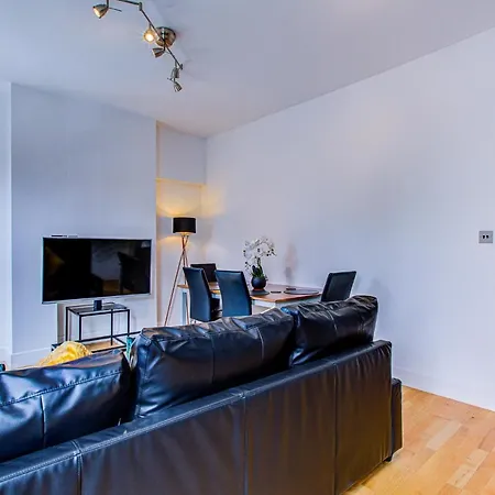 Peckham Plaza Apartment *