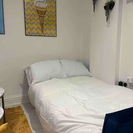 Rare 1 Bed Flat Close To Station - 10mins To