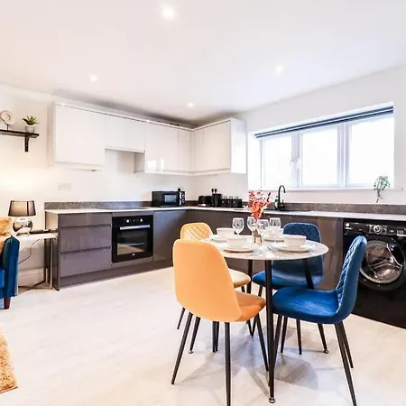 Rare 1 Bed Flat Close To Station - 10mins To Apartment