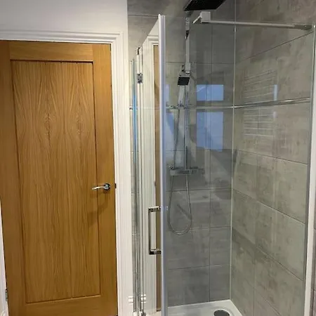 Rare 1 Bed Flat Close To Station - 10mins To London