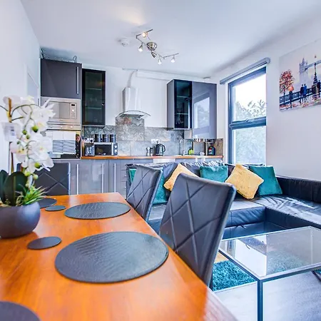 Peckham Plaza Apartment *