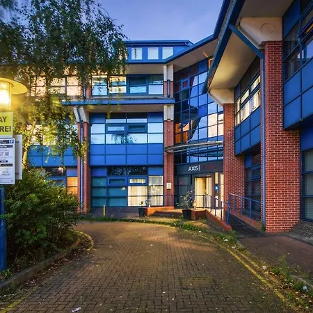 Heathrow 2-bedroom Urban Oasis Apartment London
