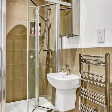 Heathrow 2-bedroom Urban Oasis *