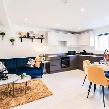 Rare 1 Bed Flat Close To Station - 10mins To Apartment *