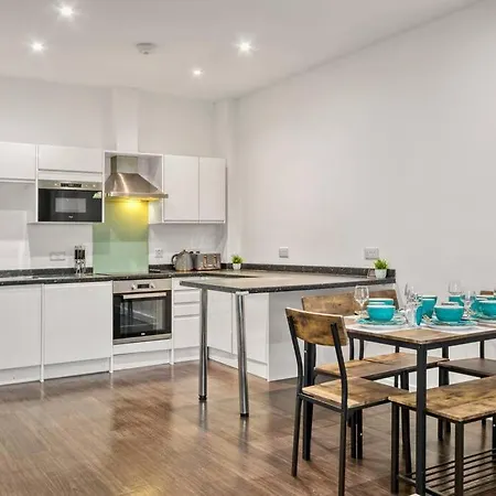 Heathrow 2-bedroom Urban Oasis Apartment *