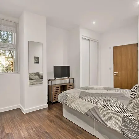 Heathrow 2-bedroom Urban Oasis Apartment *