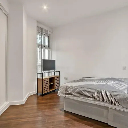 Apartment Heathrow 2-bedroom Urban Oasis