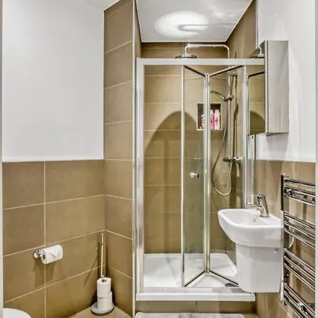 Heathrow 2-bedroom Urban Oasis