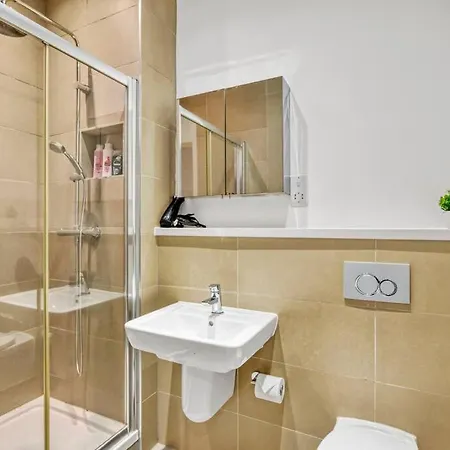 Apartment Heathrow 2-bedroom Urban Oasis *