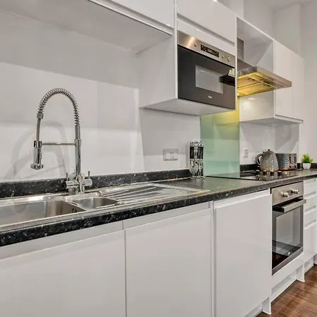 Apartment Heathrow 2-bedroom Urban Oasis London