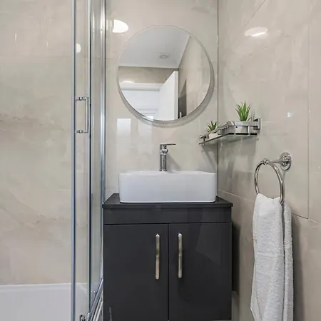 Modern 3 And 2 Bedroom In Maida Vale Apartment