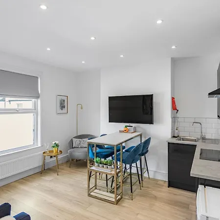 Modern 3 And 2 Bedroom In Maida Vale Apartment