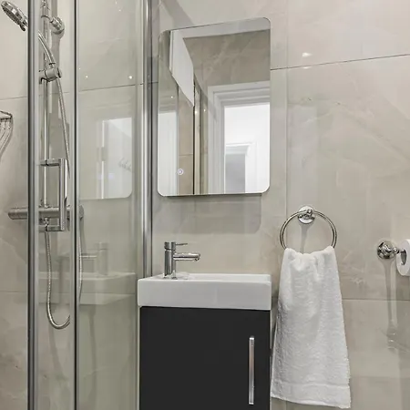 Modern 3 And 2 Bedroom In Maida Vale Londen