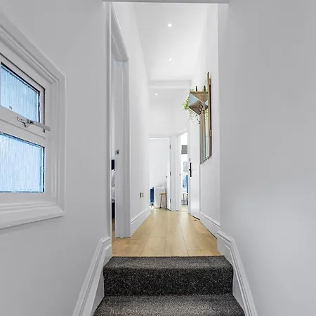Modern 3 And 2 Bedroom In Maida Vale Apartment