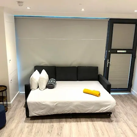 Modern Flat Near Highbury & Islington Station *