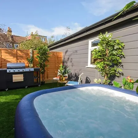 Villa Luxury Versace Sleeps10 Hottub Pool Table Skytv *
