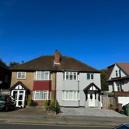 3 Bedroom House With Garden In London *