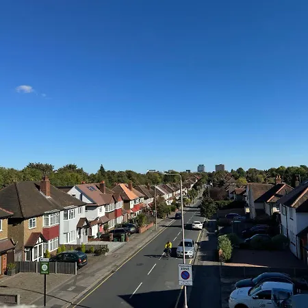 3 Bedroom House With Garden In London Apartment *