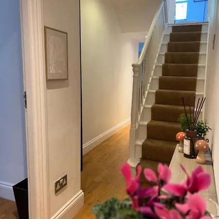 Cozy 2-bedroom Retreat With Modern Amenities * Londen