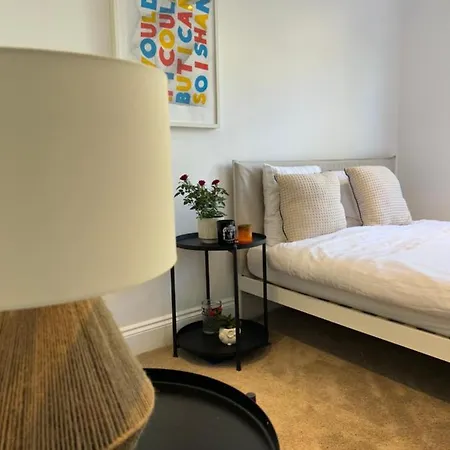 Cozy 2-bedroom Retreat With Modern Amenities Villa Londen