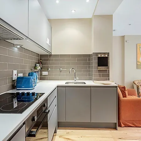 Beautiful Abode In Kensington Olympia Apartment