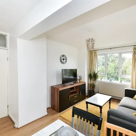 Entire Two Bedroom Flat In The Heart Of Greater London
