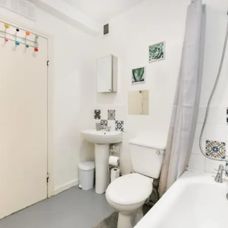 Entire Two Bedroom Flat In The Heart Of Greater Apartment
