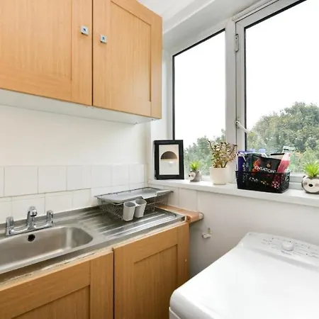 Entire Two Bedroom Flat In The Heart Of Greater Apartment *