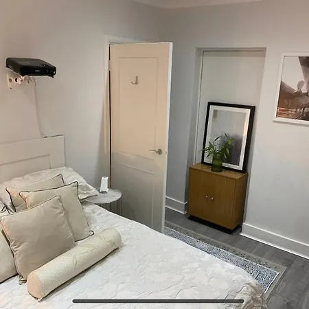 Appartamento Private Double Bedroom In A 2bedroom Apartment, Connected Via Underground, Overground And Many Bus Routes Londra