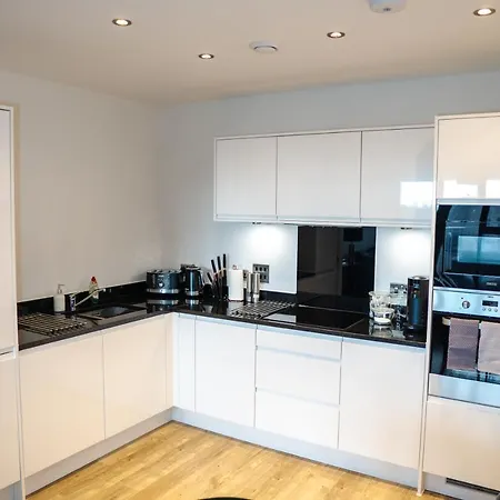 Luxury, Modern & Cosy 2 Bedroom Apartment London