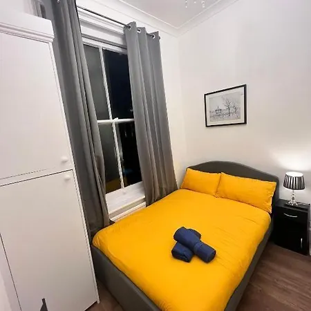 Iconic One Bed In Chiswick *