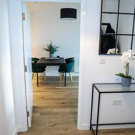 Luxury, Modern & Cosy 2 Bedroom *