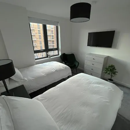 Luxury, Modern & Cosy 2 Bedroom Apartment *