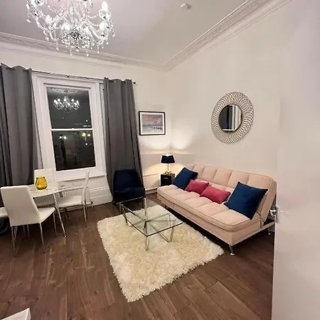 Iconic One Bed In Chiswick Apartment