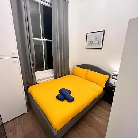 Iconic One Bed In Chiswick Apartment London