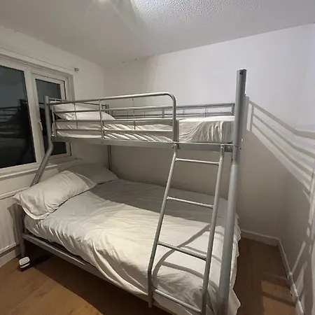 Away In A Close * Thamesmead (Greater London)