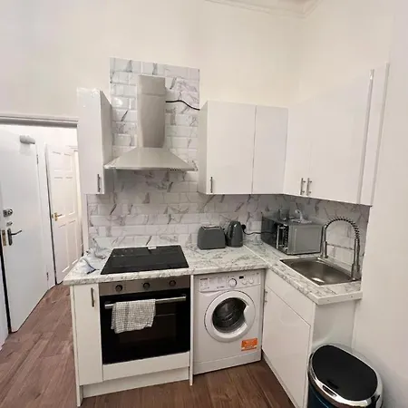 Iconic One Bed In Chiswick Apartment London