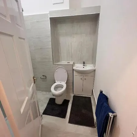 Iconic One Bed In Chiswick Apartment *