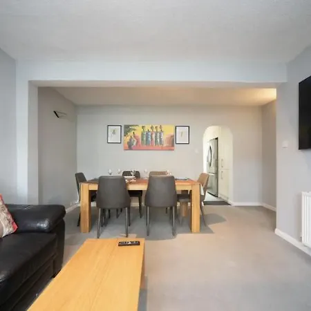 Holiday home Blue With Parking Chessington