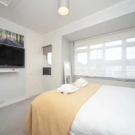 Holiday home Blue With Parking Chessington