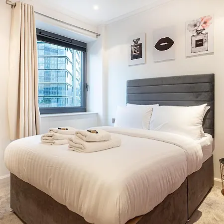 Luxurious Modern 3br Flat In Prime Canary Wharf Apartment London